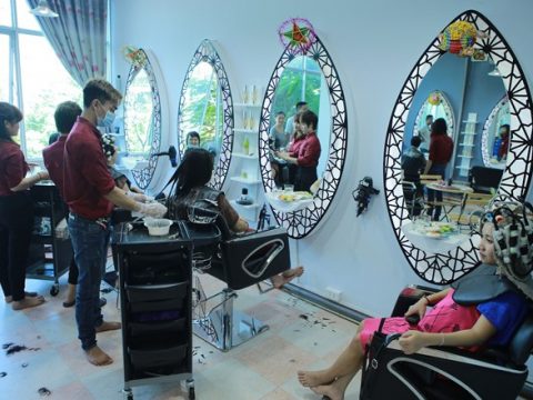 Nhận Dán phim cách nhiệt, giấy dán kính chống nắng cho Salon tóc