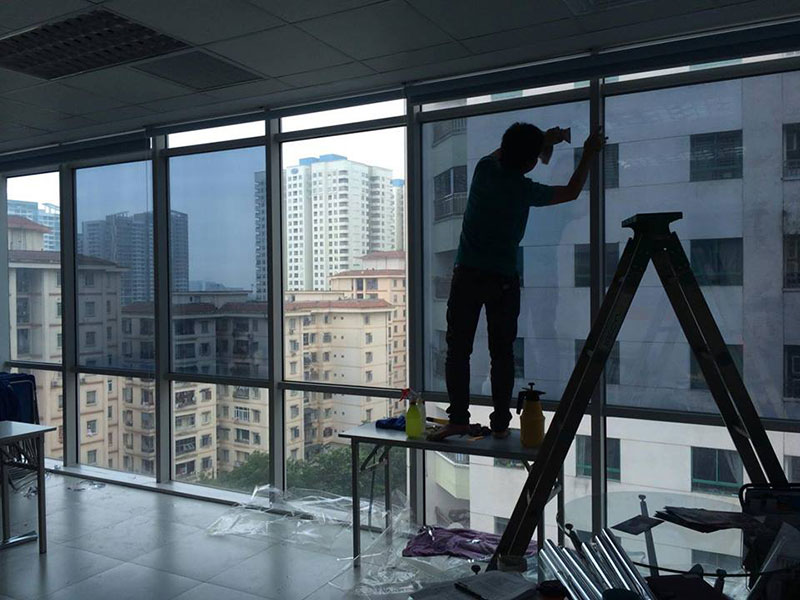 Nhận dán giấy dán kính chống nắng cho tòa nhà văn phòng