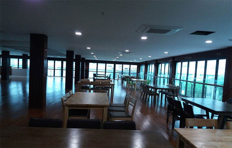 Dán giấy dán kính chống nắng cho nhà hàng