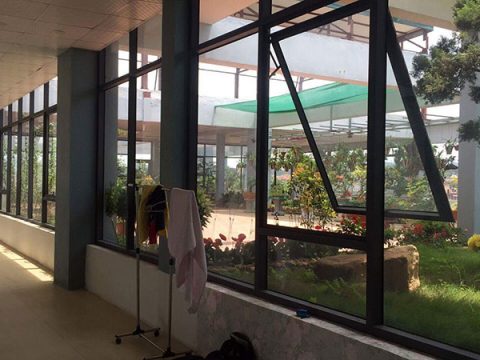 Nên dùng phim cách nhiệt chống nóng hay dùng rèm cửa?