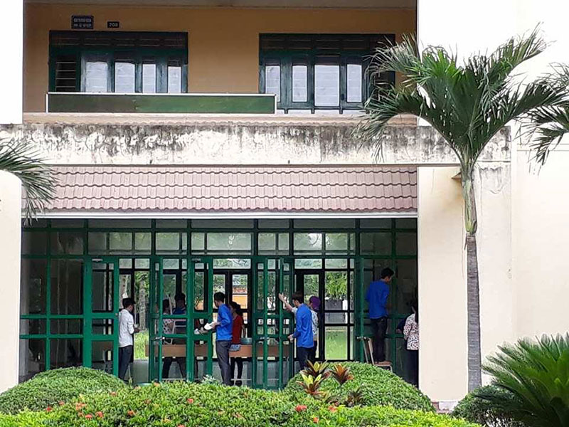 Nhận dán giấy dán kính chống nắng cho học viện