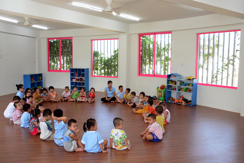 Nhận dán giấy dán kính chống nắng cho trường mầm non