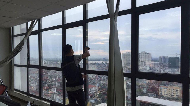 Phim cách nhiệt được dán trong hay ngoài