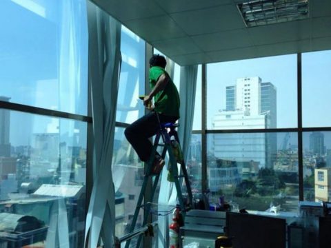 Quy trình dán phim cách nhiệt chống nóng cho nhà kính