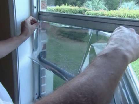 Cách vệ sinh kính dán chống nắng cho văn phòng